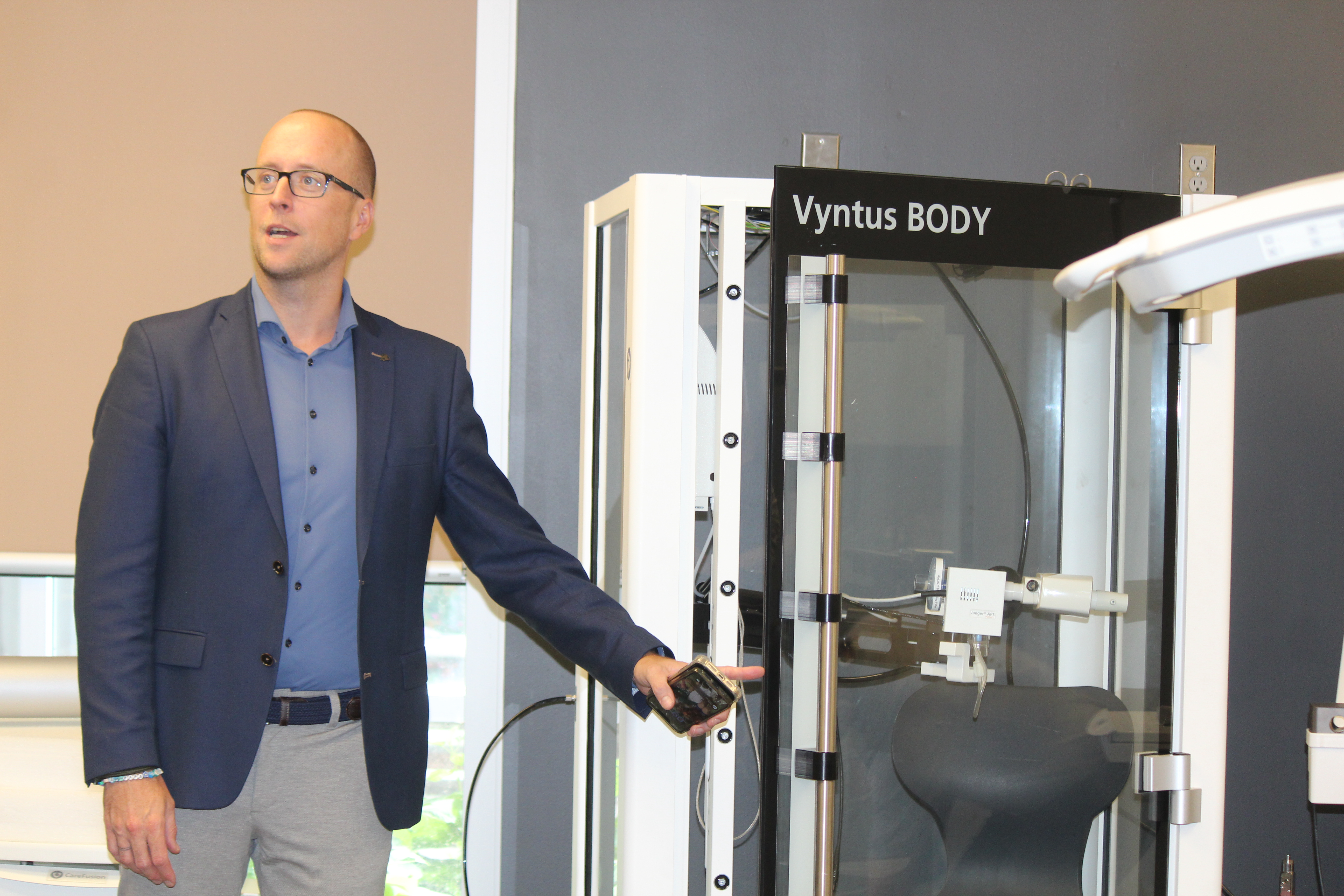 Jaeger employee showing Vyntus Body equipment
